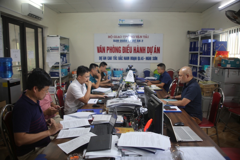 Tranh thủ từng giờ l&agrave;m cao tốc QL45 - Nghi Sơn - Ảnh 4.