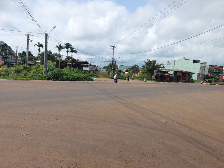 C&aacute;n bộ trật tự đ&ocirc; thị phường &ldquo;vật ng&atilde;&rdquo; người d&acirc;n, Chủ tịch phường n&oacute;i g&igrave;? - Ảnh 1.