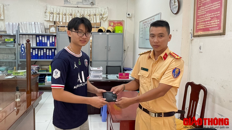 CSGT nhặt được cái ví trả lại người đánh rơi - Ảnh 1. CSGT nhặt được cái ví trả lại người đánh rơi - Ảnh 1.