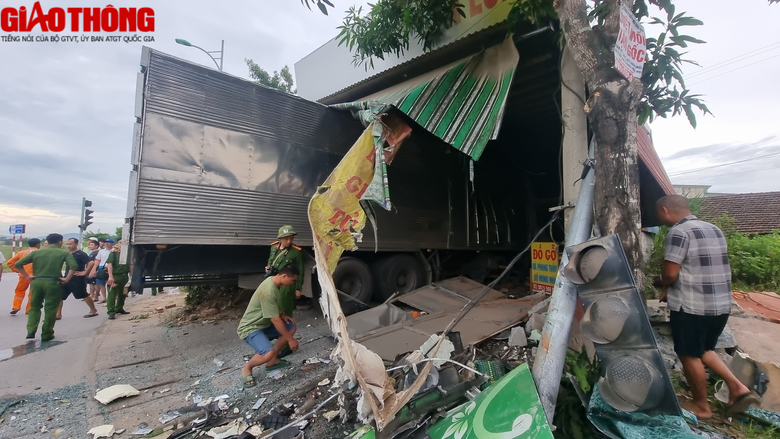 Hai xe &ocirc; t&ocirc; va chạm lao v&agrave;o cửa h&agrave;ng, 1 người tử vong - Ảnh 1.