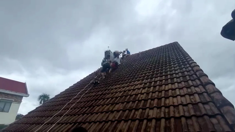 Quảng Ng&atilde;i: Leo l&ecirc;n m&aacute;i nh&agrave; lấy quả b&oacute;ng, em học sinh lớp 6 bị điện giật tử vong thương t&acirc;m - Ảnh 1.