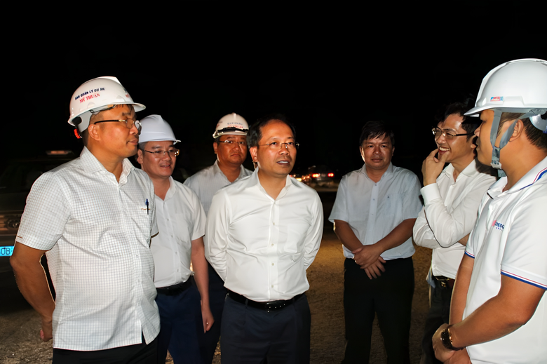 Thứ trưởng Nguyễn Duy L&acirc;m kiểm tra thi c&ocirc;ng đ&ecirc;m - Ảnh 2.