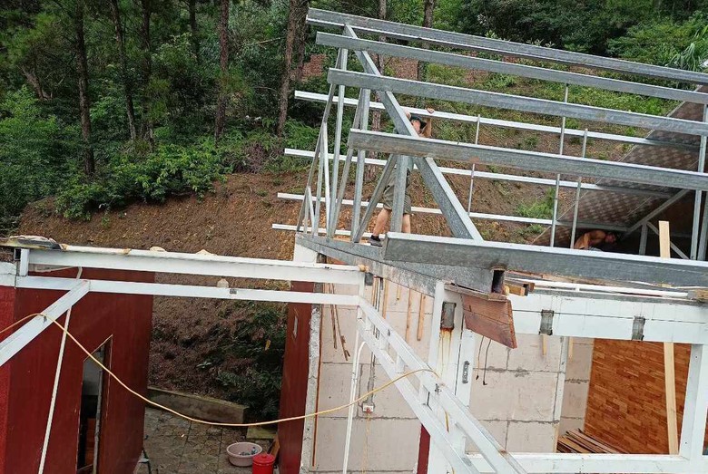 Cưỡng chế, th&aacute;o dỡ c&ocirc;ng tr&igrave;nh "xẻ thịt" đất rừng ở S&oacute;c Sơn - Ảnh 1.