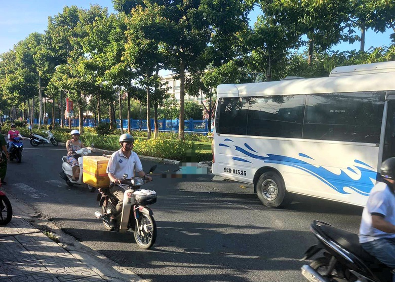 Người đ&agrave;n &ocirc;ng tử bị c&aacute;n tử vong sau khi lăn v&agrave;o gầm xe kh&aacute;ch - Ảnh 1.