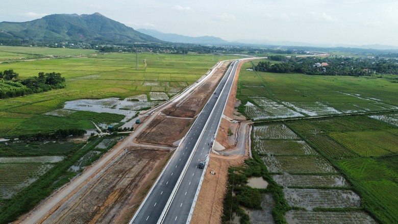 Tranh thủ từng giờ l&agrave;m cao tốc QL45 - Nghi Sơn - Ảnh 6.