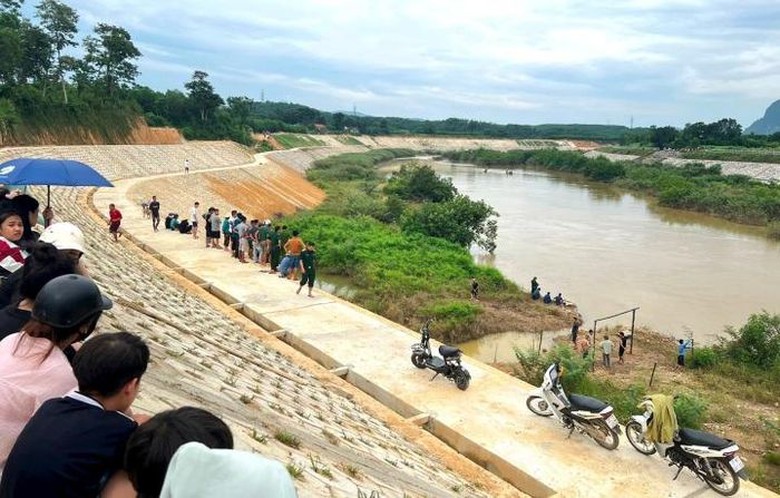 Xuống rửa tay, b&eacute; g&aacute;i kh&ocirc;ng may trượt ch&acirc;n rơi xuống s&ocirc;ng, mất t&iacute;ch - Ảnh 1.