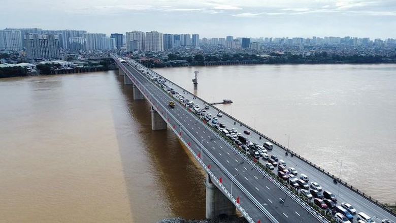 C&aacute;c phương tiện di chuyển thế n&agrave;o qua cầu Vĩnh Tuy 2 sau th&ocirc;ng xe? - Ảnh 1.