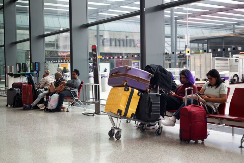 Trục trặc kiểm soát không lưu ảnh hưởng loạt sân bay trên khắp nước Anh - Ảnh 1. Trục trặc kiểm soát không lưu ảnh hưởng loạt sân bay trên khắp nước Anh - Ảnh 1.