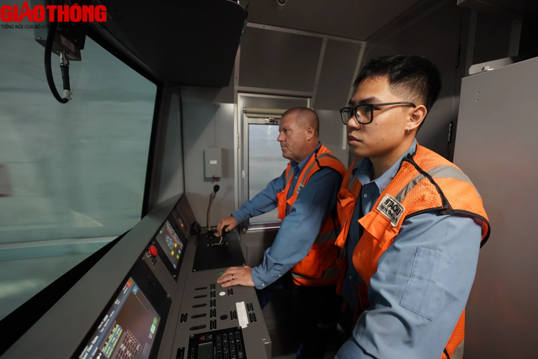 Ngắm đo&agrave;n t&agrave;u đầu ti&ecirc;n của tuyến metro số 1 (Bến Th&agrave;nh - Suối Ti&ecirc;n) chạy thử nghiệm tr&ecirc;n to&agrave;n tuyến - Ảnh 10.