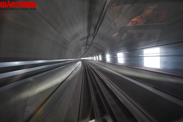 Ngắm đo&agrave;n t&agrave;u đầu ti&ecirc;n của tuyến metro số 1 (Bến Th&agrave;nh - Suối Ti&ecirc;n) chạy thử nghiệm tr&ecirc;n to&agrave;n tuyến - Ảnh 11.