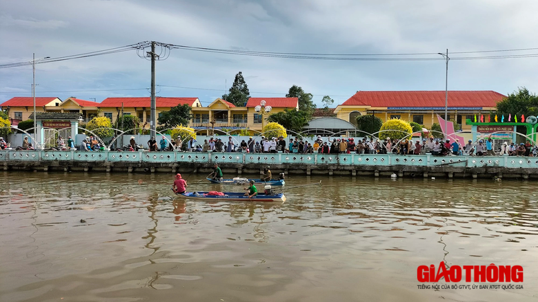 Đ&atilde; bắt d&iacute;nh con c&aacute; sấu nổi tr&ecirc;n k&ecirc;nh x&aacute;ng Phụng Hiệp - Ảnh 2.