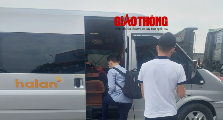 Xe hợp đồng của C&ocirc;ng ty H&agrave; Lan đ&oacute;n kh&aacute;ch tại Th&aacute;i Nguy&ecirc;n.