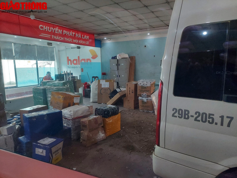 Giữa cao điểm, xe hợp đồng tr&aacute; h&igrave;nh của C&ocirc;ng ty H&agrave; Lan vẫn ngang nhi&ecirc;n ho&agrave;nh h&agrave;nh - Ảnh 6.