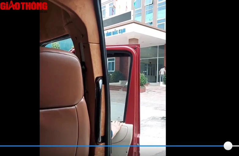 Giữa cao điểm, xe hợp đồng tr&aacute; h&igrave;nh của C&ocirc;ng ty H&agrave; Lan vẫn ngang nhi&ecirc;n ho&agrave;nh h&agrave;nh - Ảnh 7.