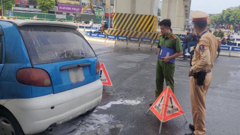 Lại xuất hiện &ocirc; t&ocirc; ch&aacute;y ở ng&atilde; tư Nguyễn Tr&atilde;i &ndash; Khuất Duy Tiến - Ảnh 2.