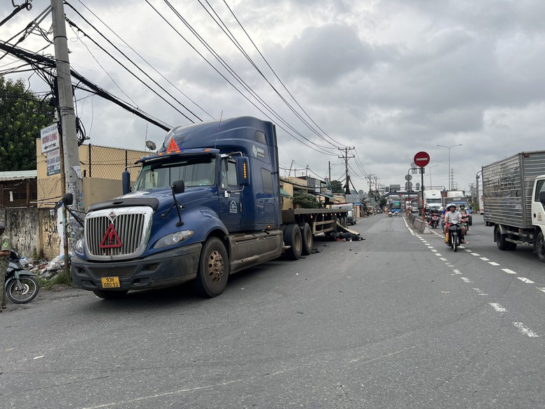 Xe container t&ocirc;ng xe m&aacute;y bay v&agrave;o h&ocirc;ng xe đầu k&eacute;o, thanh ni&ecirc;n tử vong - Ảnh 1.