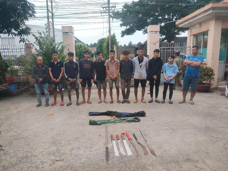 Ngăn chặn kịp thời 11 đối tượng mang dao, mã tấu chuẩn bị đi hỗn chiến - Ảnh 1. Ngăn chặn kịp thời 11 đối tượng mang dao, mã tấu chuẩn bị đi hỗn chiến - Ảnh 1.