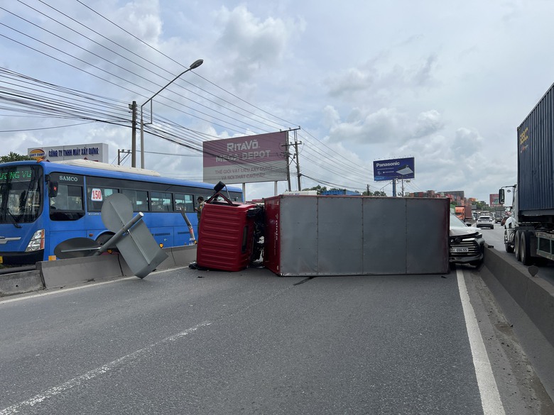 Xe tải t&ocirc;ng dải ph&acirc;n c&aacute;ch, lật nh&agrave;o rồi văng tr&uacute;ng &ocirc; t&ocirc; 7 chỗ tr&ecirc;n Quốc lộ 1 - Ảnh 3.
