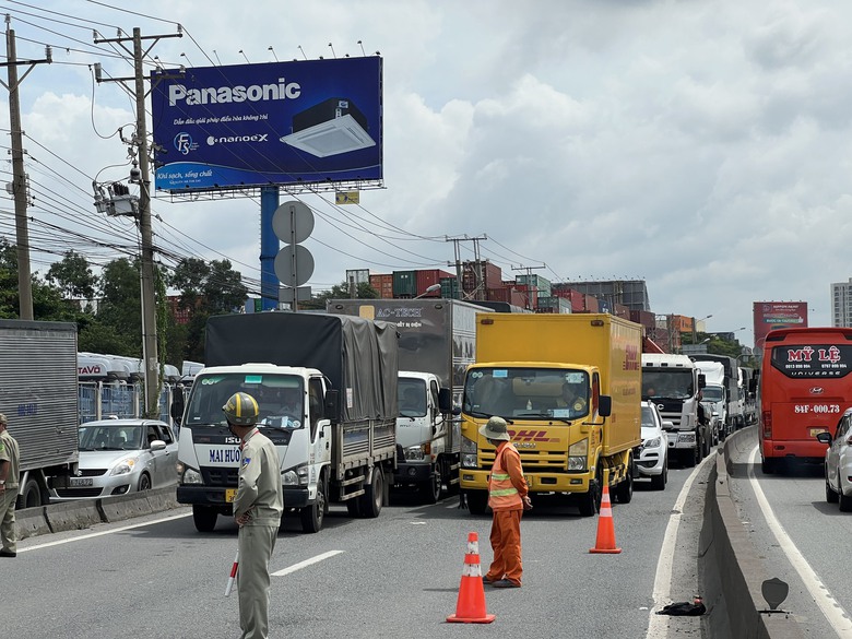 Xe tải t&ocirc;ng dải ph&acirc;n c&aacute;ch, lật nh&agrave;o rồi văng tr&uacute;ng &ocirc; t&ocirc; 7 chỗ tr&ecirc;n Quốc lộ 1 - Ảnh 4.