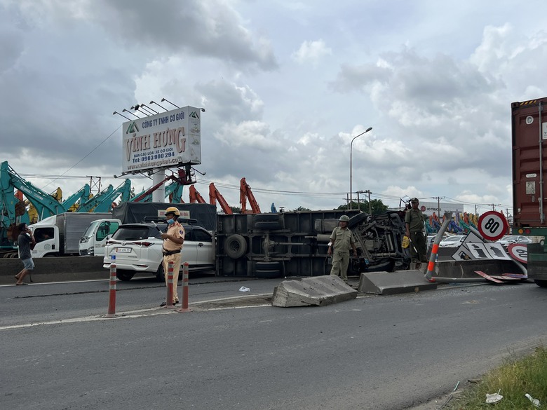 Xe tải t&ocirc;ng dải ph&acirc;n c&aacute;ch, lật nh&agrave;o rồi văng tr&uacute;ng &ocirc; t&ocirc; 7 chỗ tr&ecirc;n Quốc lộ 1 - Ảnh 1.