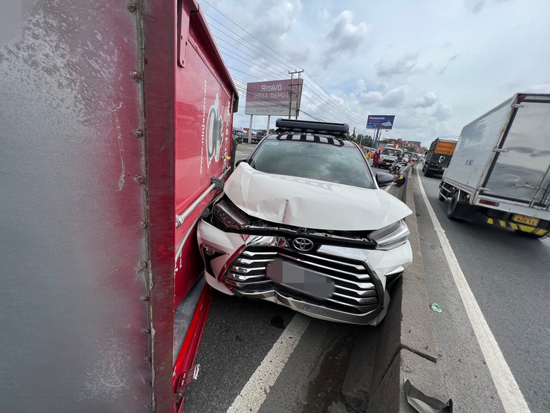 Xe tải t&ocirc;ng dải ph&acirc;n c&aacute;ch, lật nh&agrave;o rồi văng tr&uacute;ng &ocirc; t&ocirc; 7 chỗ tr&ecirc;n Quốc lộ 1 - Ảnh 2.