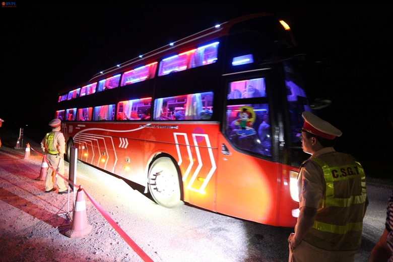 Nửa tháng tổng kiểm soát xe khách, xe chở hàng hóa bằng container, CSGT Hà Tĩnh đã xử phạt 438 triệu đồng - Ảnh 3. Nửa tháng tổng kiểm soát xe khách, xe chở hàng hóa bằng container, CSGT Hà Tĩnh đã xử phạt 438 triệu đồng - Ảnh 3.