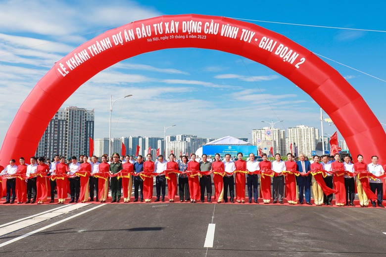 Thủ tướng cắt băng kh&aacute;nh th&agrave;nh cầu Vĩnh Tuy giai đoạn 2 - Ảnh 2.