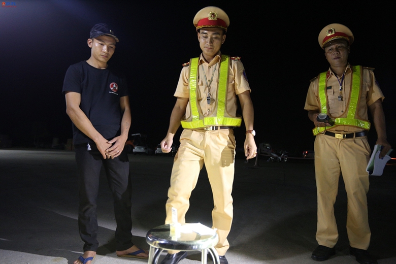 Nửa tháng tổng kiểm soát xe khách, xe chở hàng hóa bằng container, CSGT Hà Tĩnh đã xử phạt 438 triệu đồng - Ảnh 4. Nửa tháng tổng kiểm soát xe khách, xe chở hàng hóa bằng container, CSGT Hà Tĩnh đã xử phạt 438 triệu đồng - Ảnh 4.