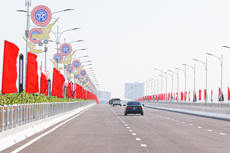 Thủ tướng cắt băng kh&aacute;nh th&agrave;nh cầu Vĩnh Tuy giai đoạn 2 - Ảnh 3.