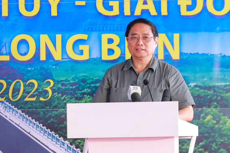 Thủ tướng cắt băng kh&aacute;nh th&agrave;nh cầu Vĩnh Tuy giai đoạn 2 - Ảnh 1.