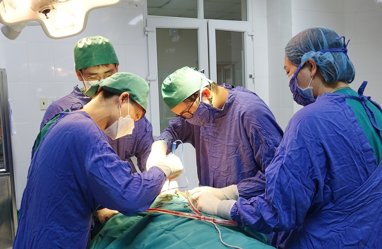 Nghiện rượu, người đ&agrave;n &ocirc;ng biến dạng v&ugrave;ng g&aacute;y v&igrave; u mỡ khủng   - Ảnh 2.