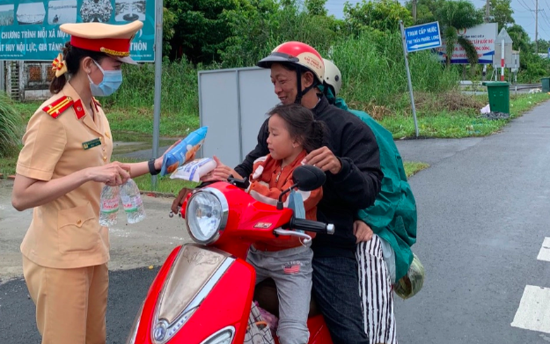 Người d&acirc;n bất ngờ khi được CSGT Đồng Nai, Bạc Li&ecirc;u "chặn xe" tặng khăn lạnh, nước uống - Ảnh 3.