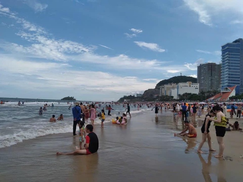 Khách tăng 120% nhưng biển Vũng Tàu vẫn vắng - Ảnh 3. Khách tăng 120% nhưng biển Vũng Tàu vẫn vắng - Ảnh 3.