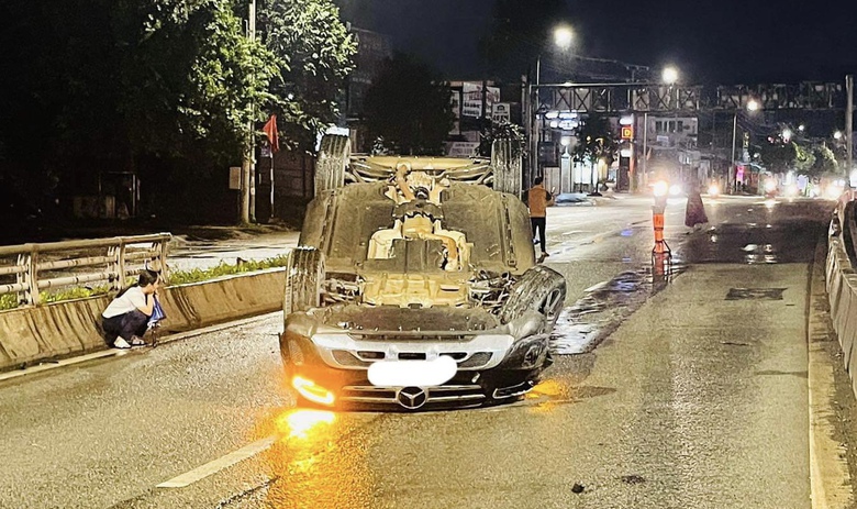 Xe Mercedes lật ngửa tr&ecirc;n cầu Amata, hai người may mắn tho&aacute;t nạn - Ảnh 1.
