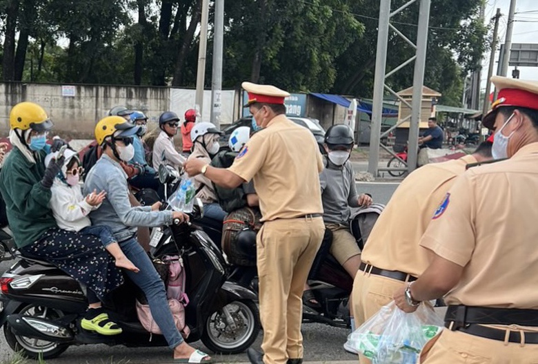 CSGT Đồng Nai xuống đường tặng khăn nước miễn ph&iacute; cho b&agrave; con về qu&ecirc; v&agrave; đi chơi lễ - Ảnh 2.
