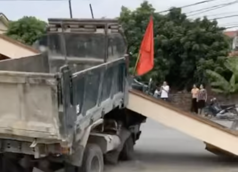 Sập cổng nh&agrave; văn ho&aacute;, t&agrave;i xế xe tải tử vong - Ảnh 2.