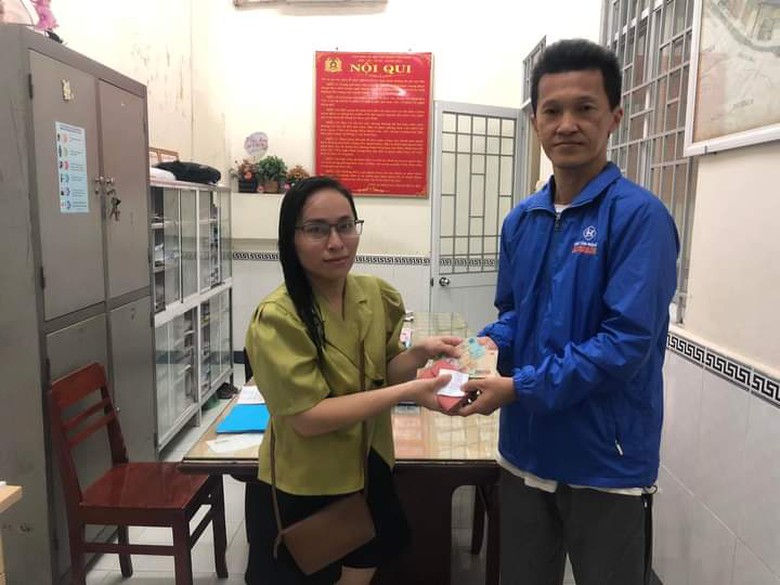Người đ&agrave;n &ocirc;ng c&acirc;m điếc nhặt được v&iacute; tiền trả lại cho người mất  - Ảnh 1.