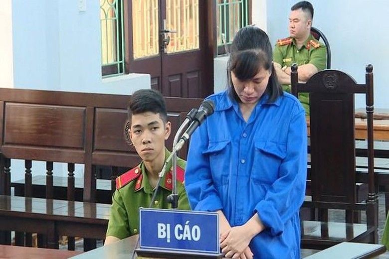 Vụ 3 con g&aacute;i đổ xăng đốt nh&agrave; mẹ: Con g&aacute;i &uacute;t bị phạt 22 năm 6 th&aacute;ng t&ugrave; - Ảnh 1.