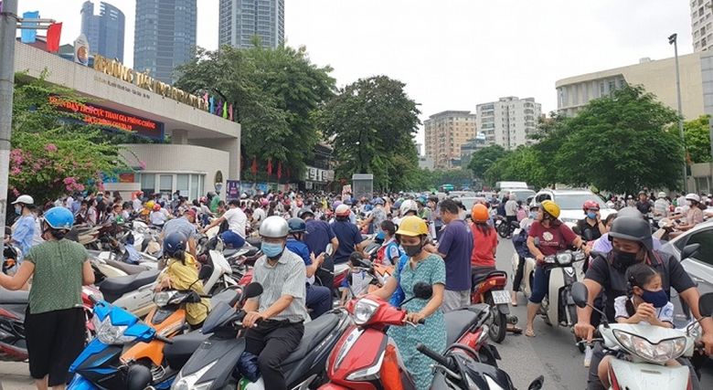 H&agrave; Nội y&ecirc;u cầu c&oacute; giải ph&aacute;p đảm bảo TTATGT khu vực cổng trường - Ảnh 1.