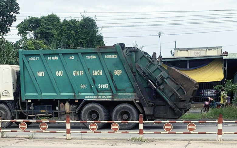 Tạm giữ t&agrave;i xế xe chở r&aacute;c g&acirc;y tai nạn khiến một học sinh tử vong