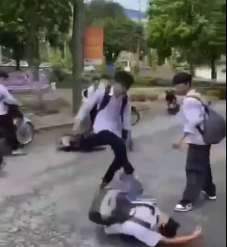 C&ocirc;ng an v&agrave;o cuộc x&aacute;c minh nh&oacute;m học sinh đ&aacute;nh hội đồng một nam sinh - Ảnh 1.