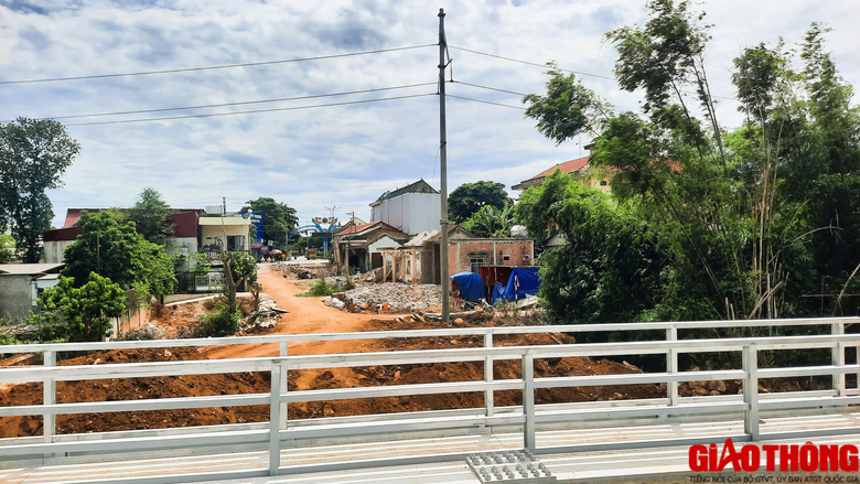 B&agrave;n giao mặt bằng sạch hạng mục cầu chui đường sắt ở Quảng Trị trước ng&agrave;y 15/9 - Ảnh 11.