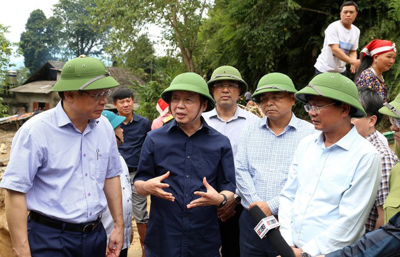 Thủ tướng c&ugrave;ng l&atilde;nh đạo bộ ng&agrave;nh mặc niệm c&aacute;c nạn nh&acirc;n vụ ch&aacute;y chung cư mini - Ảnh 5.