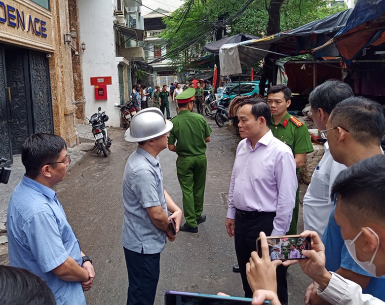 Thủ tướng c&ugrave;ng l&atilde;nh đạo bộ ng&agrave;nh mặc niệm c&aacute;c nạn nh&acirc;n vụ ch&aacute;y chung cư mini - Ảnh 4.