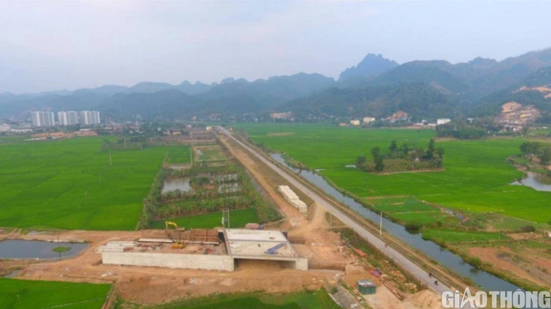 Đẩy nhanh tiến độ dự &aacute;n giao th&ocirc;ng trọng điểm tạo động lực ph&aacute;t triển KT-XH cho H&ograve;a B&igrave;nh cất c&aacute;nh - Ảnh 7.