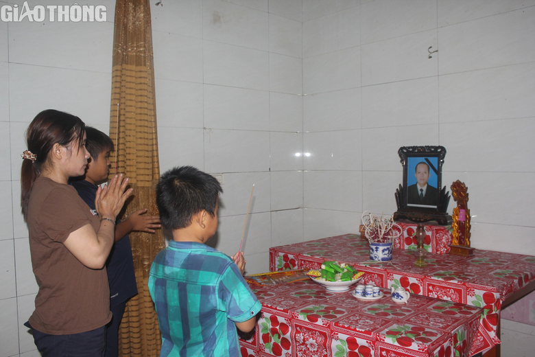 Chồng mất v&igrave; tai nạn giao th&ocirc;ng để lại người vợ c&ugrave;ng 4 đứa con thơ - Ảnh 1.