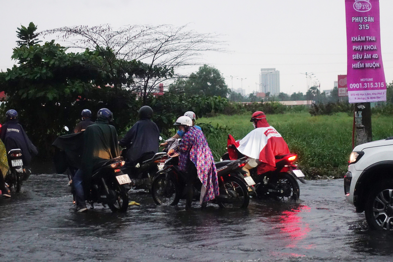 Nhiều tuyến đường tại TP.HCM ngập s&acirc;u sau trận mưa,  khiến người d&acirc;n b&igrave; b&otilde;m dắt xe giữa d&ograve;ng nước - Ảnh 2.