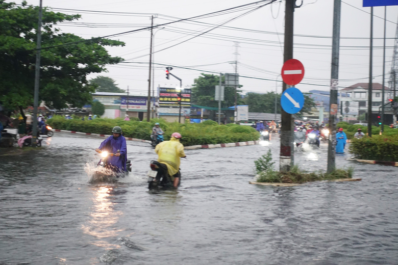 Nhiều tuyến đường tại TP.HCM ngập s&acirc;u sau trận mưa,  khiến người d&acirc;n b&igrave; b&otilde;m dắt xe giữa d&ograve;ng nước - Ảnh 3.