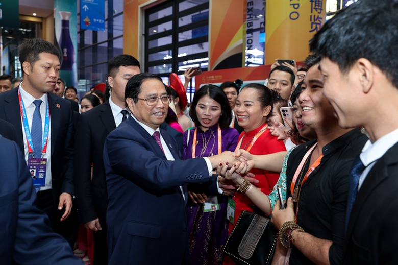 Thủ tướng: Mong muốn Việt Nam trở th&agrave;nh điểm trung chuyển h&agrave;ng h&oacute;a giữa ASEAN v&agrave; Trung Quốc - Ảnh 2.