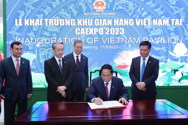 Thủ tướng: Mong muốn Việt Nam trở th&agrave;nh điểm trung chuyển h&agrave;ng h&oacute;a giữa ASEAN v&agrave; Trung Quốc - Ảnh 8.